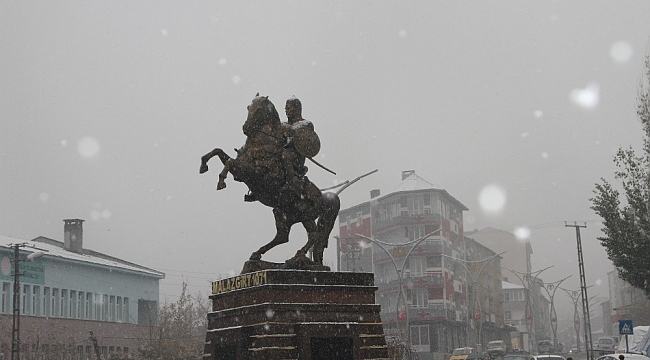 Malazgirt'te mevsimin ilk karı yağdı