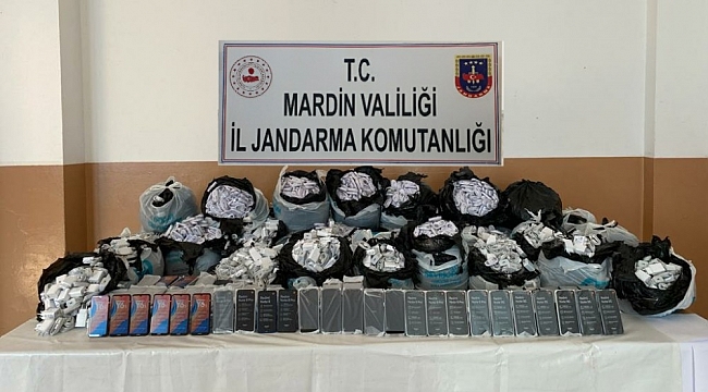 Mardin'de gübrelerin altına gizlenmiş vaziyette 330 adet gümrük kaçağı cep telefonu ele geçirildi