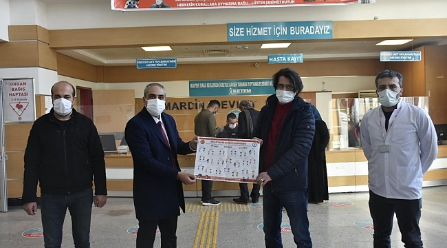 Mardin'de minik öğrenciler sağlık çalışanlarının çocuklarına dikkat çekti
