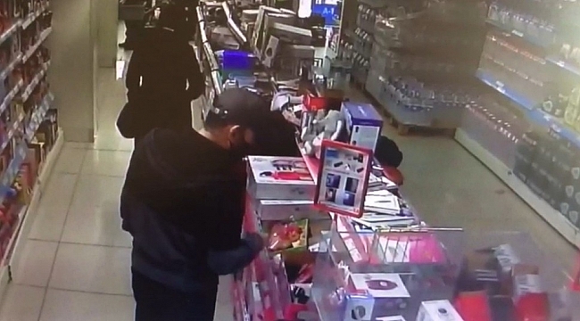 Markete müşteri gibi girdi, telefon çalıp çıktı