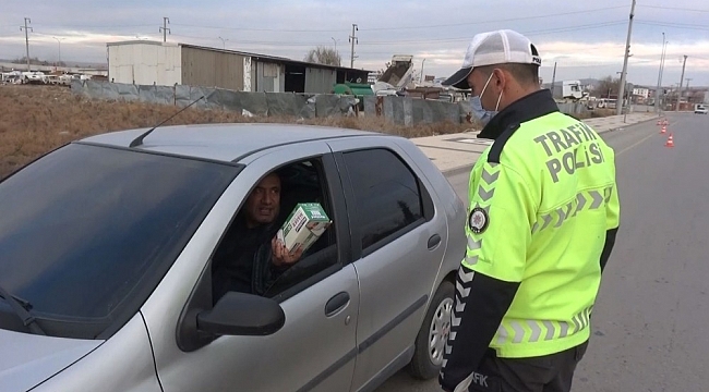 Maskesiz yakalanan sürücü polis memuruna maske ikram etti