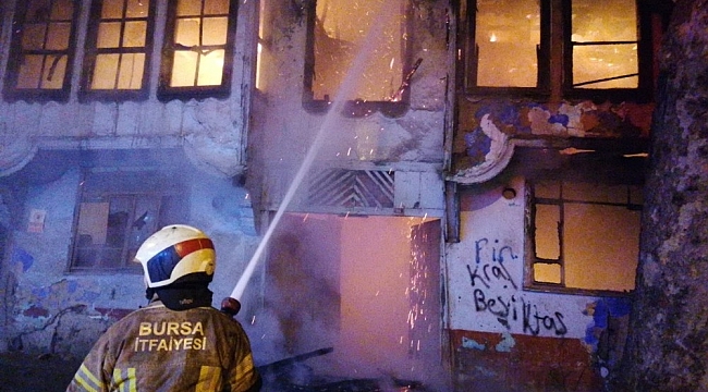 Metruk bina kabus oldu, alev alev yandı, mahalleli sokağa döküldü