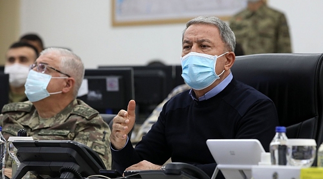 Milli Savunma Bakanı Akar Suriye sınırında