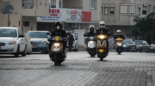 Motorlu kuryelerden müşterilere maske uyarısı