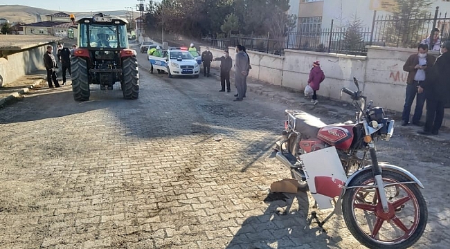 Motosiklet ile traktör çarpıştı: 1 yaralı