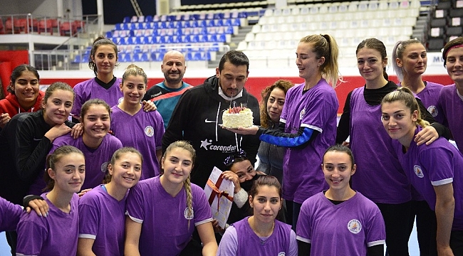 Muratpaşa kadın hentbol takımı, antrenörlerinin doğum gününü kutladı