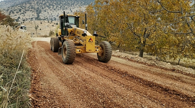 Mut'ta mahalleleri bağlayan yollar onarılıyor