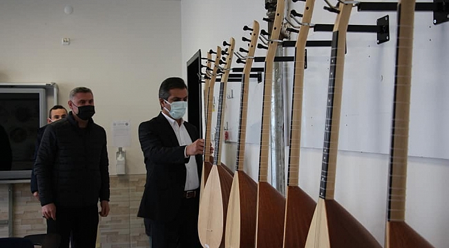 Müzik aletleri öğrencilerin ellerinde ses bulmayı bekliyor