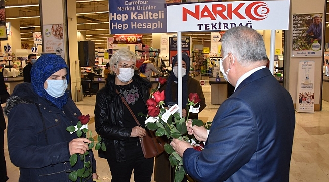 Narkotik polisinden ve validen annelere kırmızı gül
