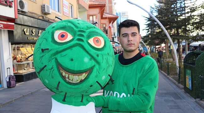 Niğde'de korona virüs kostümü giyen kişi vatandaşları uyardı