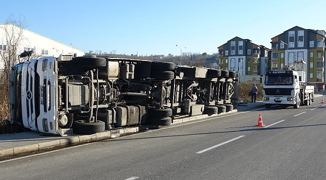 Ordu'da boya yüklü tır devrildi