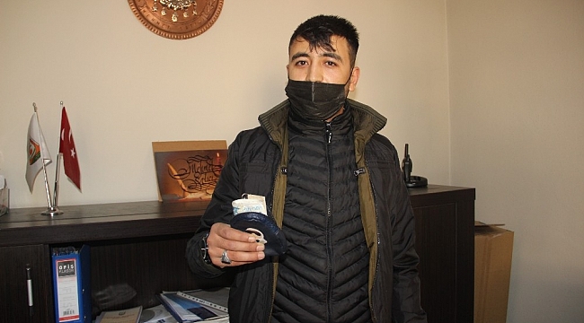 Otobüste bulduğu parayı yetkililere ulaştırdı