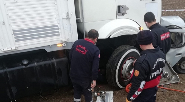 Otomobil kamyonun altına girdi: 1 ölü, 1 yaralı
