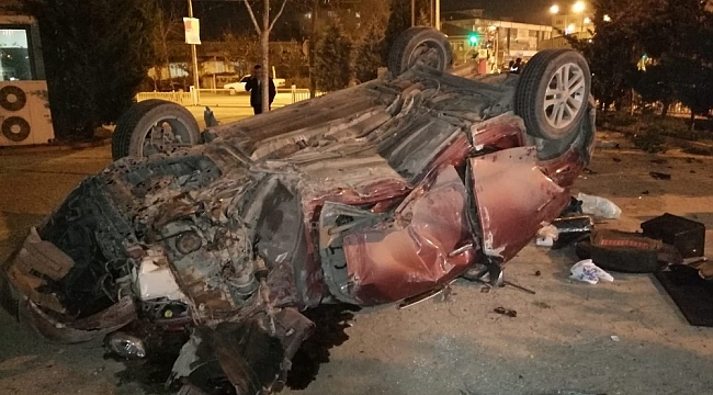 Otomobil önce tabelaları biçti ardından takla attı: 3 yaralı
