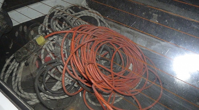 Otomobilden hırsızlık yapan şahsı bekçiler yakaladı