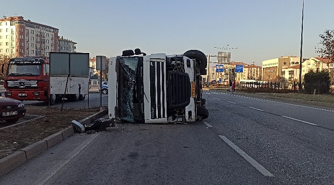 Otomobile çarpan tır yol ortasına devrildi