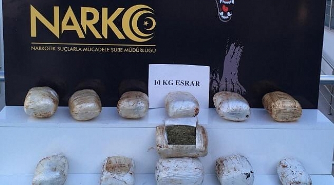 Otomobilin yakıt deposuna gizlenmiş esrarı 'Uzi' buldu