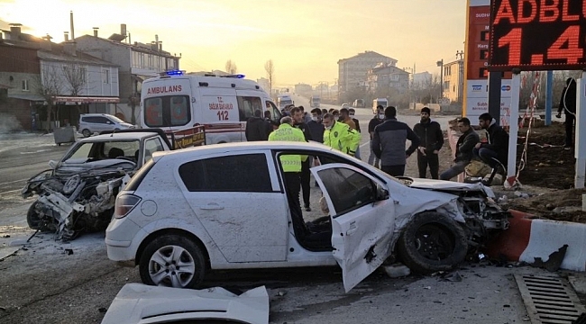 Otomobille kamyonet çarpıştı: 5 yaralı