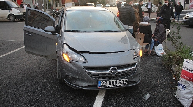 Otomobiller çarpıştı, 2 yaya yaralandı