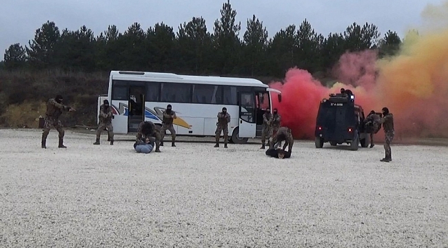 Özel harekat polislerinden kurtarma tatbikatı