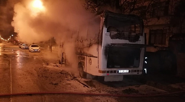 Park halinde yanan otobüs, kullanılmaz hale geldi