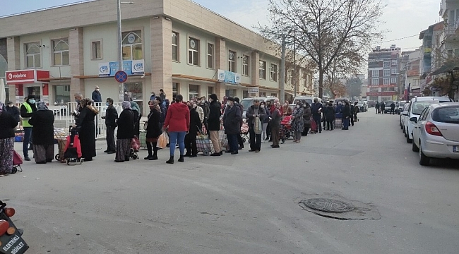 Pazarda ucu görünmeyen HES Kodu kuyruğu sosyal mesafe tanımadı