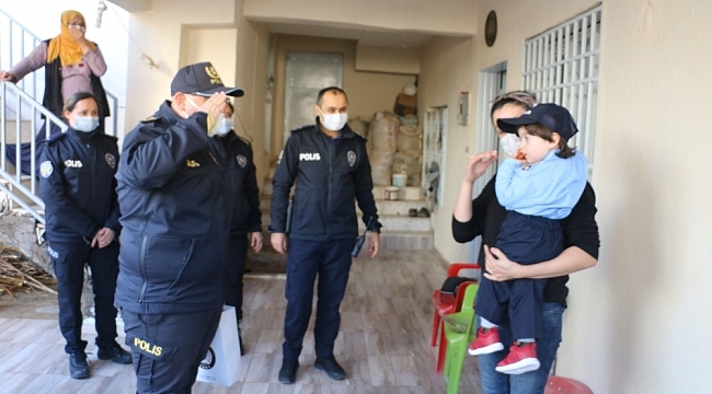 Polisliğe olan sevgisini CİMER'den anlatan küçük Mert'e polislerden pastalı sürpriz