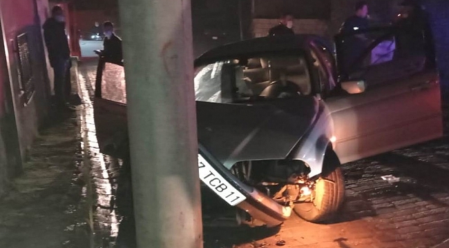 Polisten kaçtı, direğe çarptı