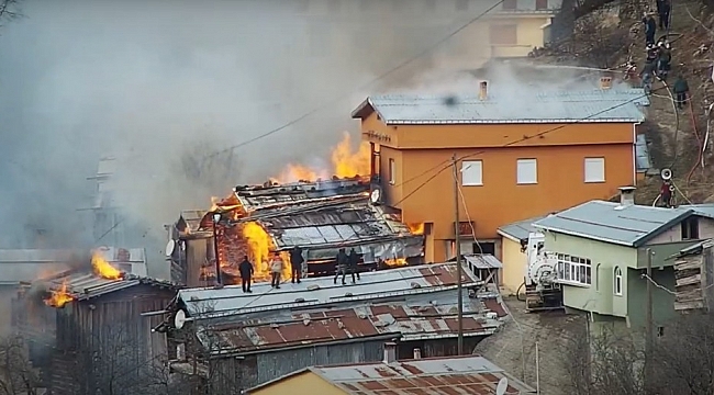 Rize'de çıkan yangında 7 ev tamamen yandı