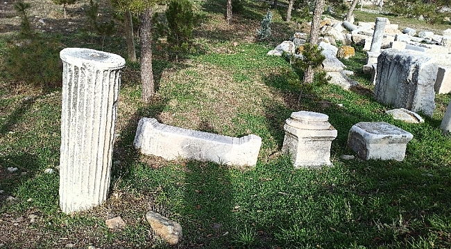 Roma döneminden kalma sütun parçası ve taşlar taşınmayı bekliyor