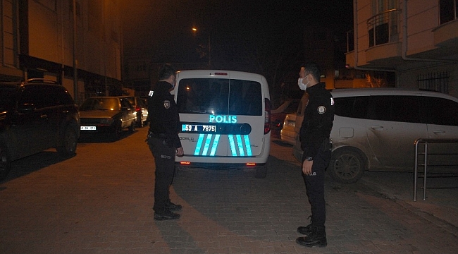 Saatlerdir banka önünde unutulan paketi polis fark etti