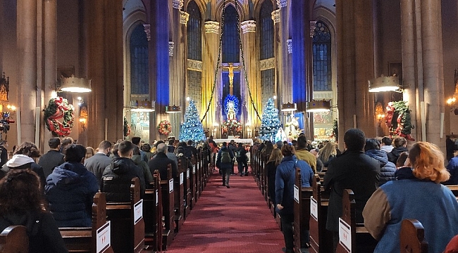 Saint Antuan Kilisesi'nde Noel ayini