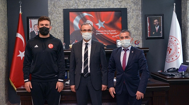 Şampiyon güreşçiden İbanoğlu'na ziyaret