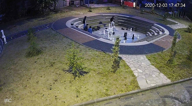 Satranç alanına zarar veren gençler güvenlik kamerasında