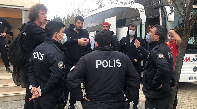 Seyircisiz maçta olay çıktı polis biber gazı ile müdahale etti