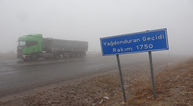 Sivas'ta yüksek kesimlerde kar ve sis etkili oldu