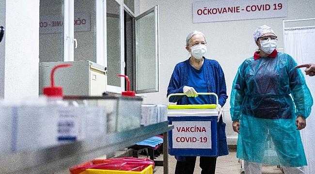 Slovakya'da ilk Covid-19 aşısı vuruldu