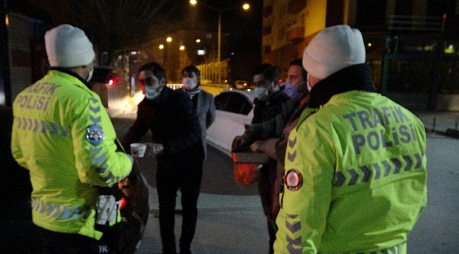 Soğuk havada kısıtlama nöbeti tutan polislere sıcak çorba ikramı