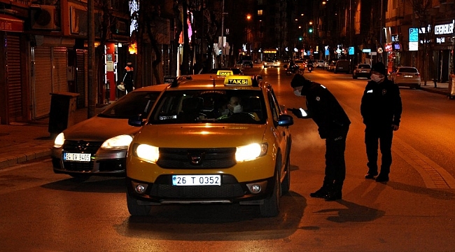 Sokağa çıkma kısıtlaması döneminde sıkı trafik denetimleri