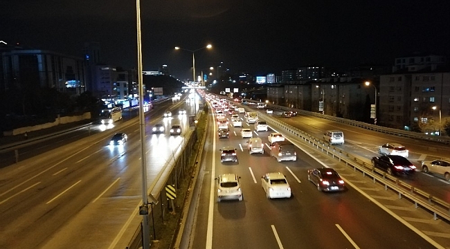 Sokağa çıkma kısıtlamasının başlamasıyla E-5'te trafik yoğunluğu