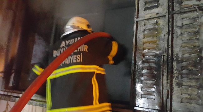 Söke'de metruk evde yangın çıktı