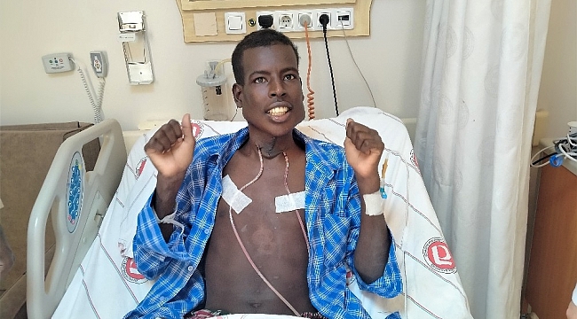 Somalili genç 2 buçuk kiloluk tümörden Türkiye'de kurtuldu