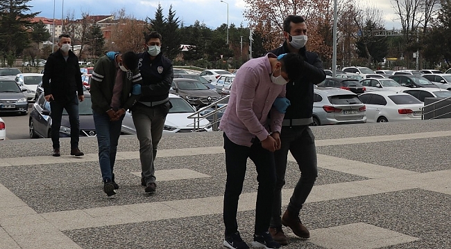 Soydukları işyerini ikinci kez soymaya hazırlanan 2 şüpheli yakayı ele verdi