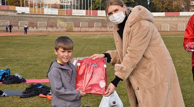 Sporculara yeni sezon forma ve antrenman malzeme verildi