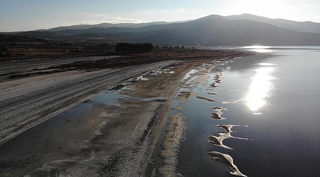 Su seviyesi azalan Salda Gölü'nde küçük adacıklar oluştu