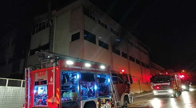 Sultanbeyli'de 3 katlı fabrikada gece yarısı korkutan yangın