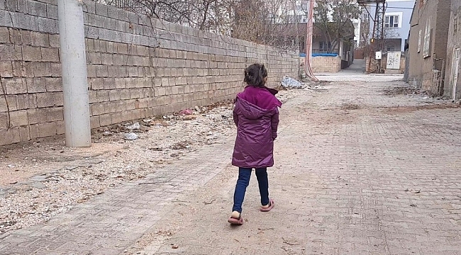 Tableti olmayan 7 yaşındaki öğrenci, canlı derslere katılmak için her gün 1 kilometre yürüyor