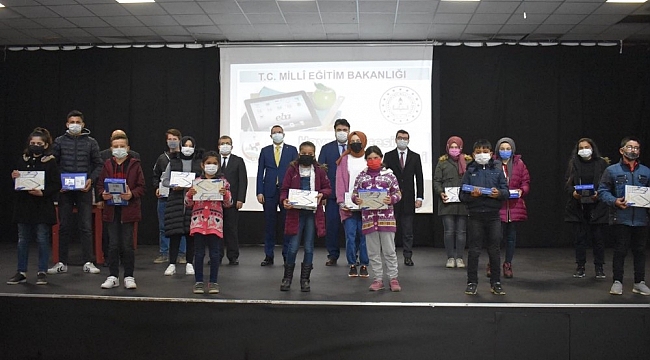 Tabletler Havran'da öğrencilere dağıtıldı