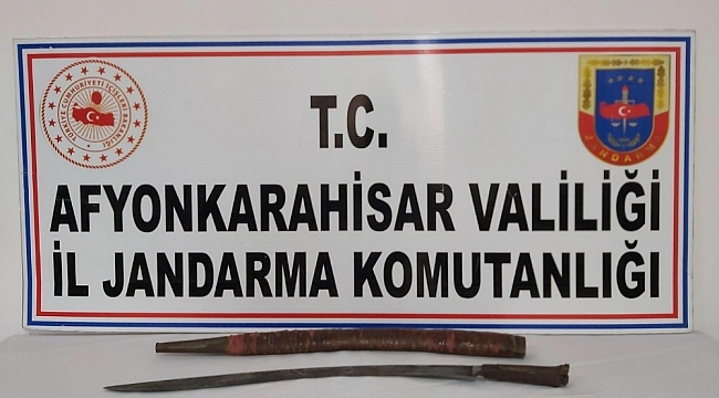 Tarih eser olan kılıç ve hançerleri satamadan jandarmaya yakalandı