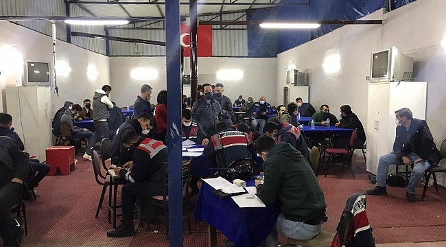 Tavuk çiftliğindeki kumara jandarma baskını